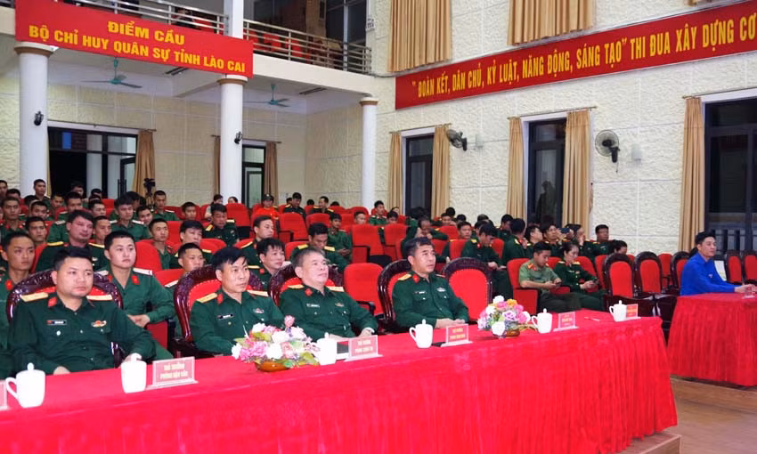 Đại biểu dự tọa đàm.