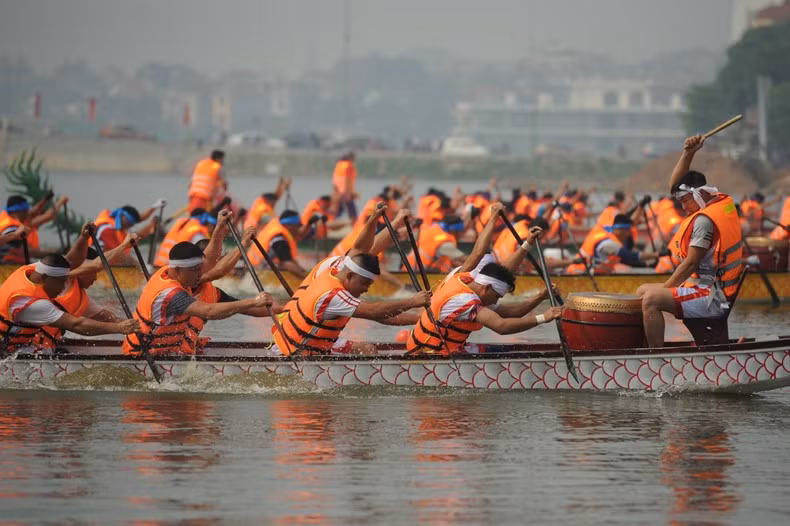 Thi bơi chải trên hồ công viên Văn Lang luôn thu hút đông đảo du khách tham dự.