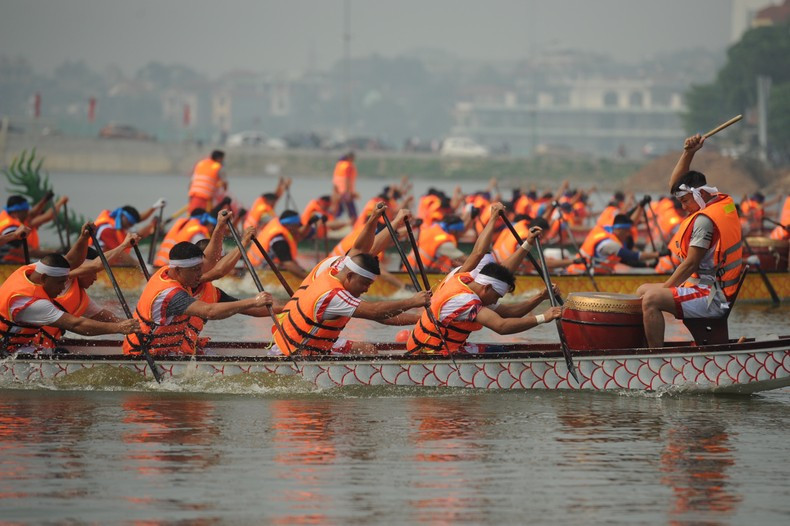 Thi bơi chải trên hồ công viên Văn Lang luôn thu hút đông đảo du khách tham dự. Thi bơi chải trên hồ công viên Văn Lang luôn thu hút đông đảo du khách tham dự.