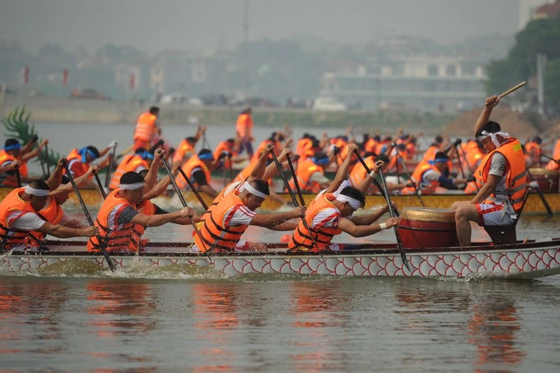 Thi bơi chải trên hồ công viên Văn Lang luôn thu hút đông đảo du khách tham dự.