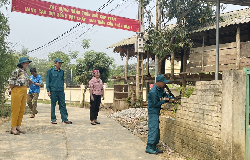 Phá dỡ tường rào để mở rộng đường.