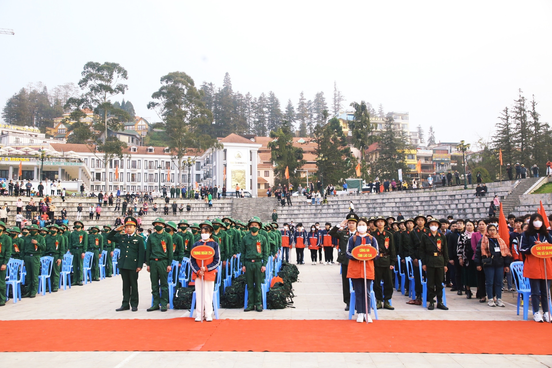 Buổi lễ diễn ra tại trung tâm thị xã.