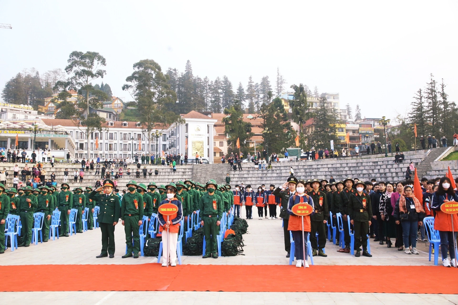 Buổi lễ diễn ra tại trung tâm thị xã.