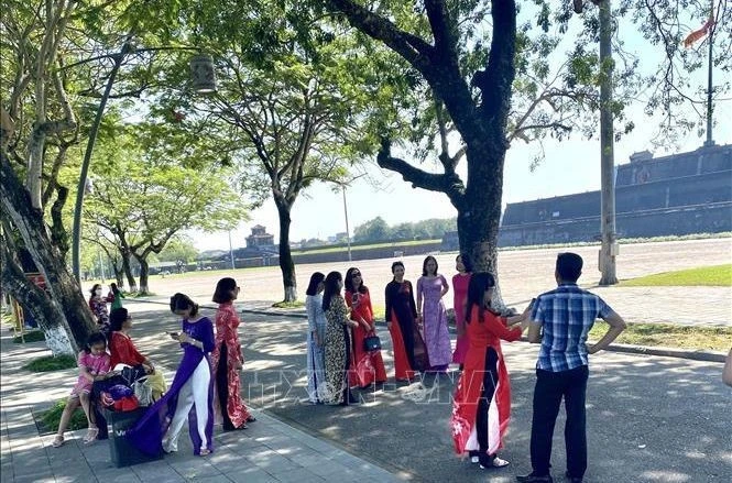 Khách du lịch mặc áo dài tham quan Khu di tích cố đô Huế.