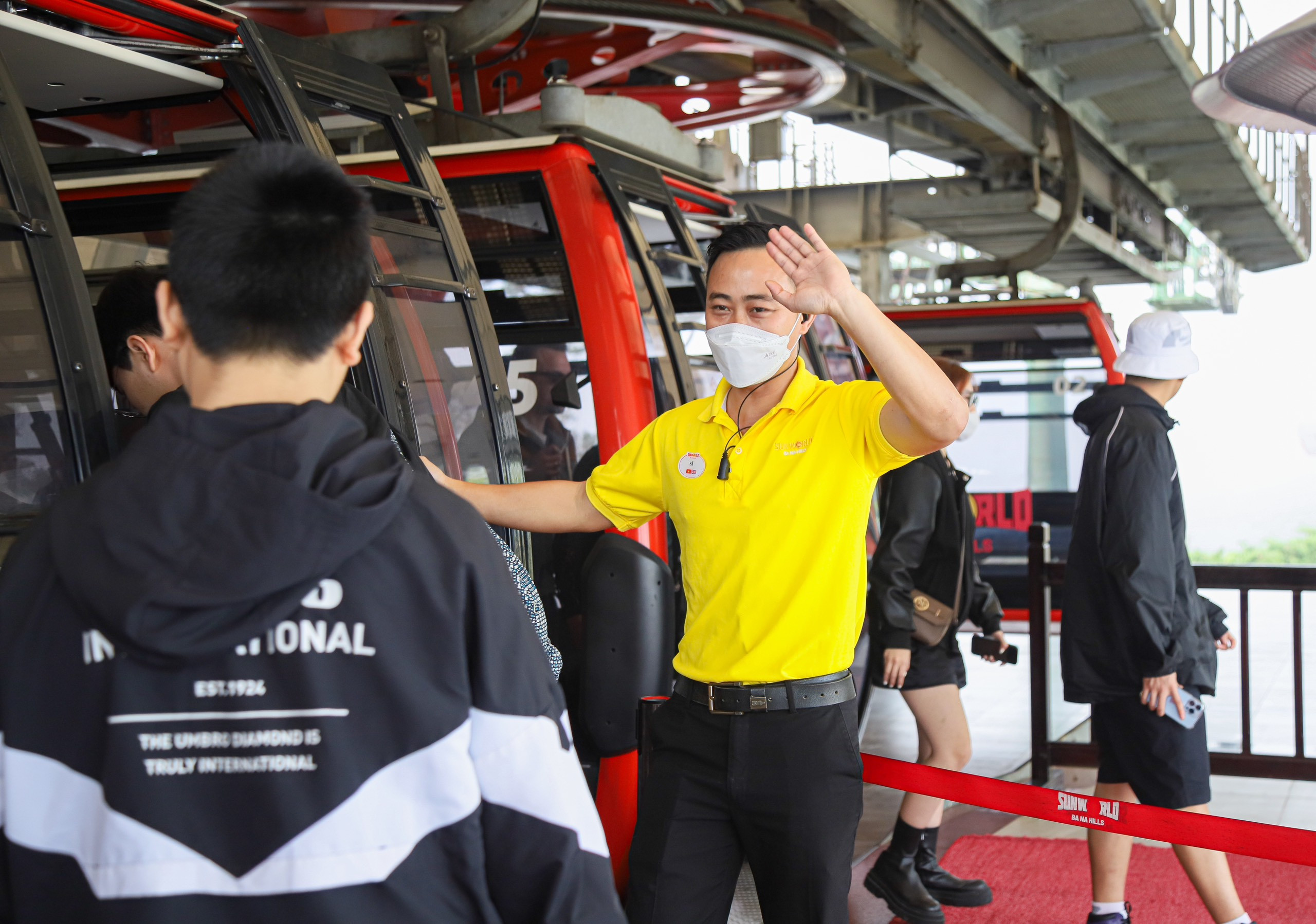 CBNV Sun World tận tình chào đón du khách lên ca bin cáp treo. CBNV Sun World tận tình chào đón du khách lên ca bin cáp treo.