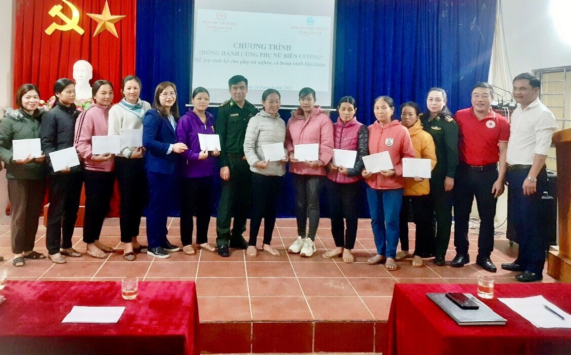 Trao vốn vay phát triển sinh kế cho phụ nữ nghèo xã Cốc Mỳ, huyện Bát Xát. Trao vốn vay phát triển sinh kế cho phụ nữ nghèo xã Cốc Mỳ, huyện Bát Xát.