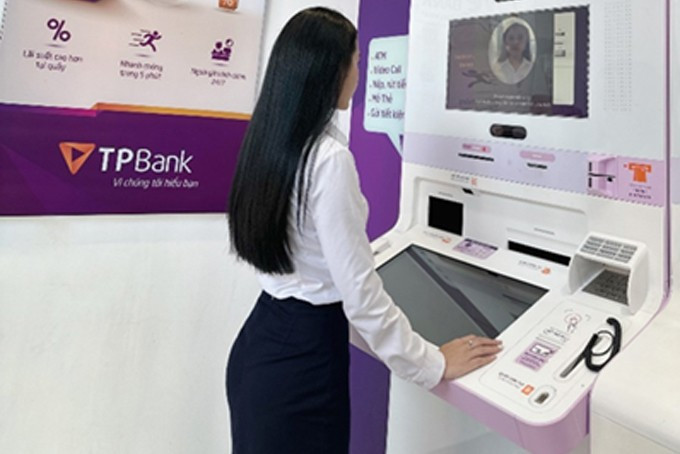Xây nền tảng pháp lý cho ngân hàng điện tử ảnh 1 Điểm giao dịch điện tử không cần nhân viên đứng quầy của Tiên Phong Bank.