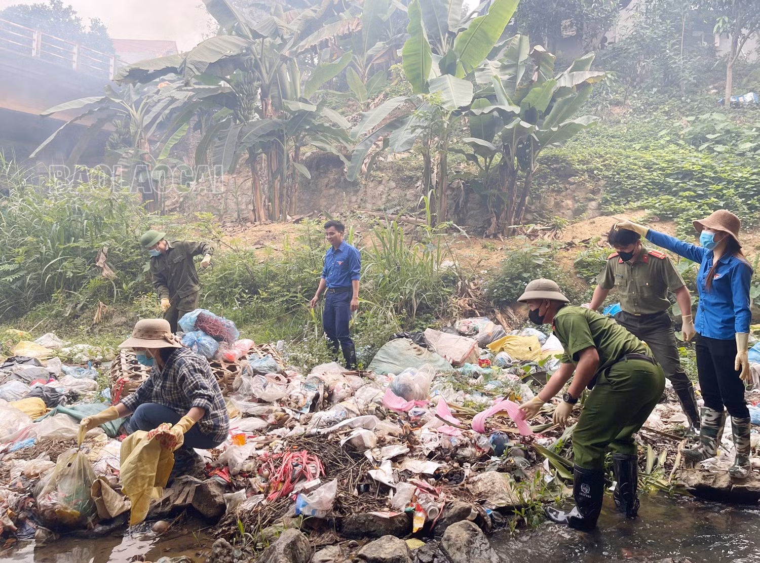 Cán bộ và Nhân dân tham gia thu gom rác thải tại các suối. Thu gom, vận chuyển rác đến nơi xử lý.