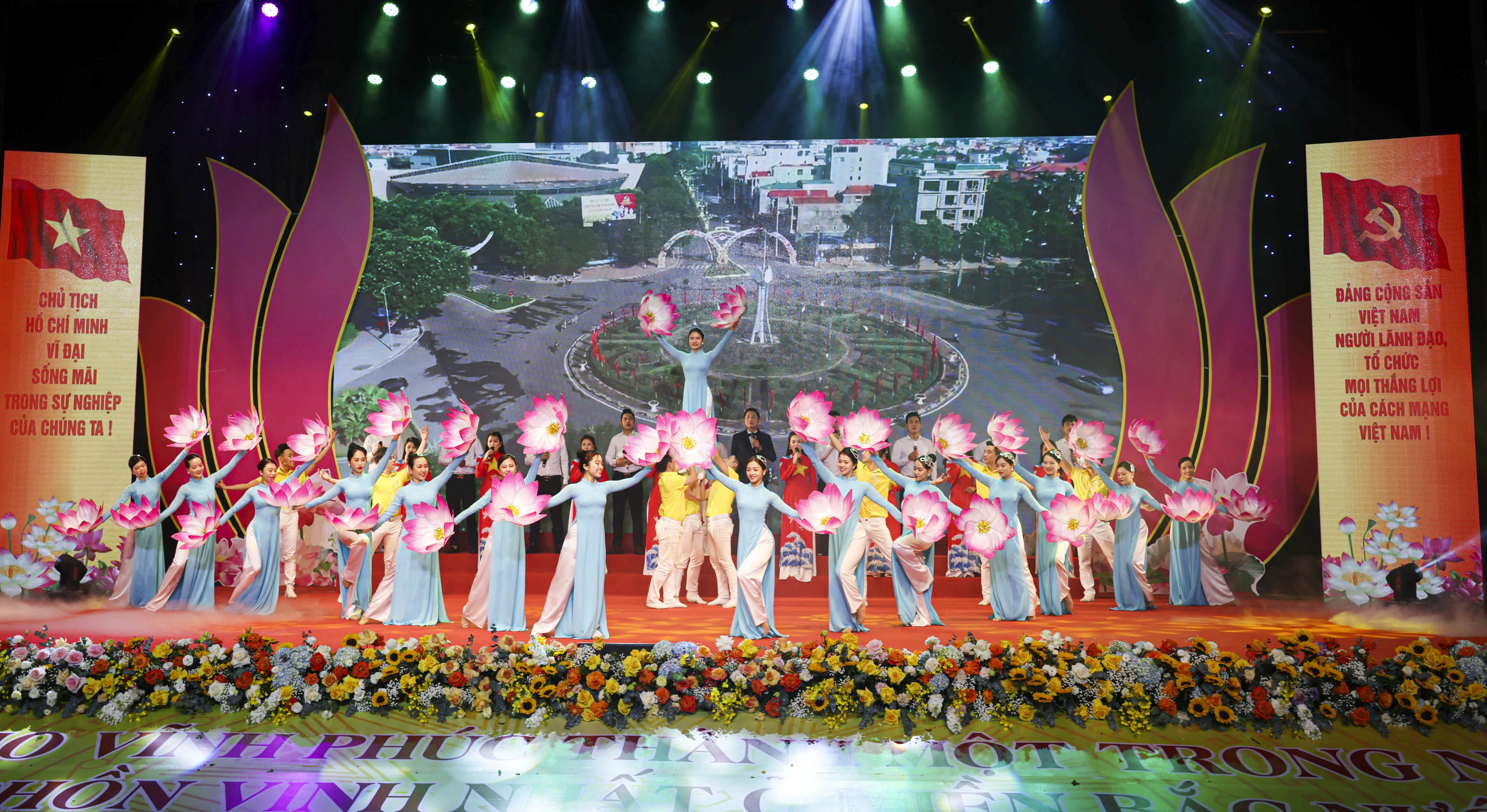 Các tiết mục văn nghệ đặc sắc chào mừng lễ kỷ niệm.