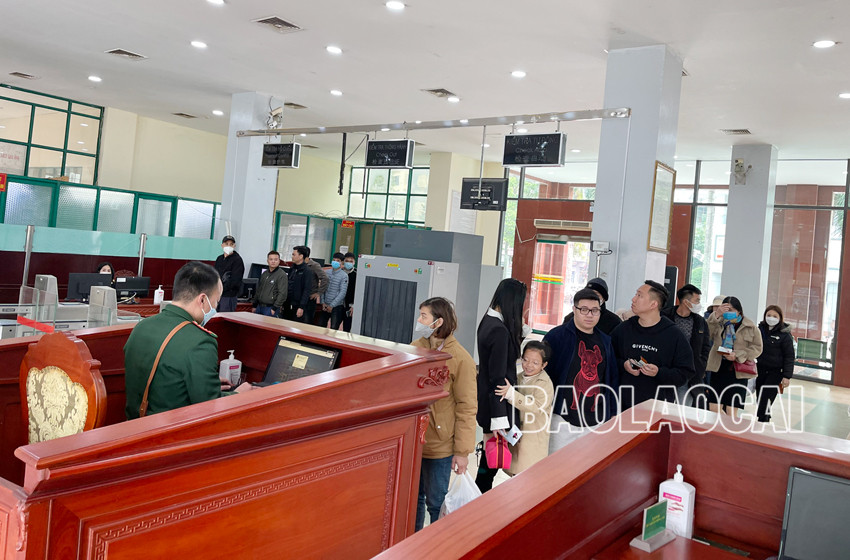 Người dân và du khách nô nức du xuân thành phố Lào Cai ảnh 4 Người dân và du khách nô nức du xuân thành phố Lào Cai ảnh 4