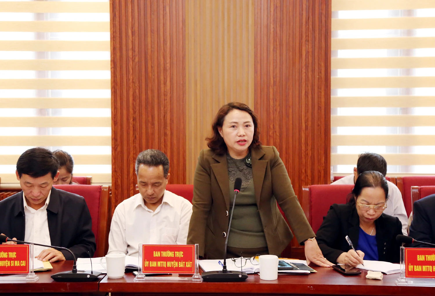 Các đại biểu phát biểu thảo luận tại hội nghị.