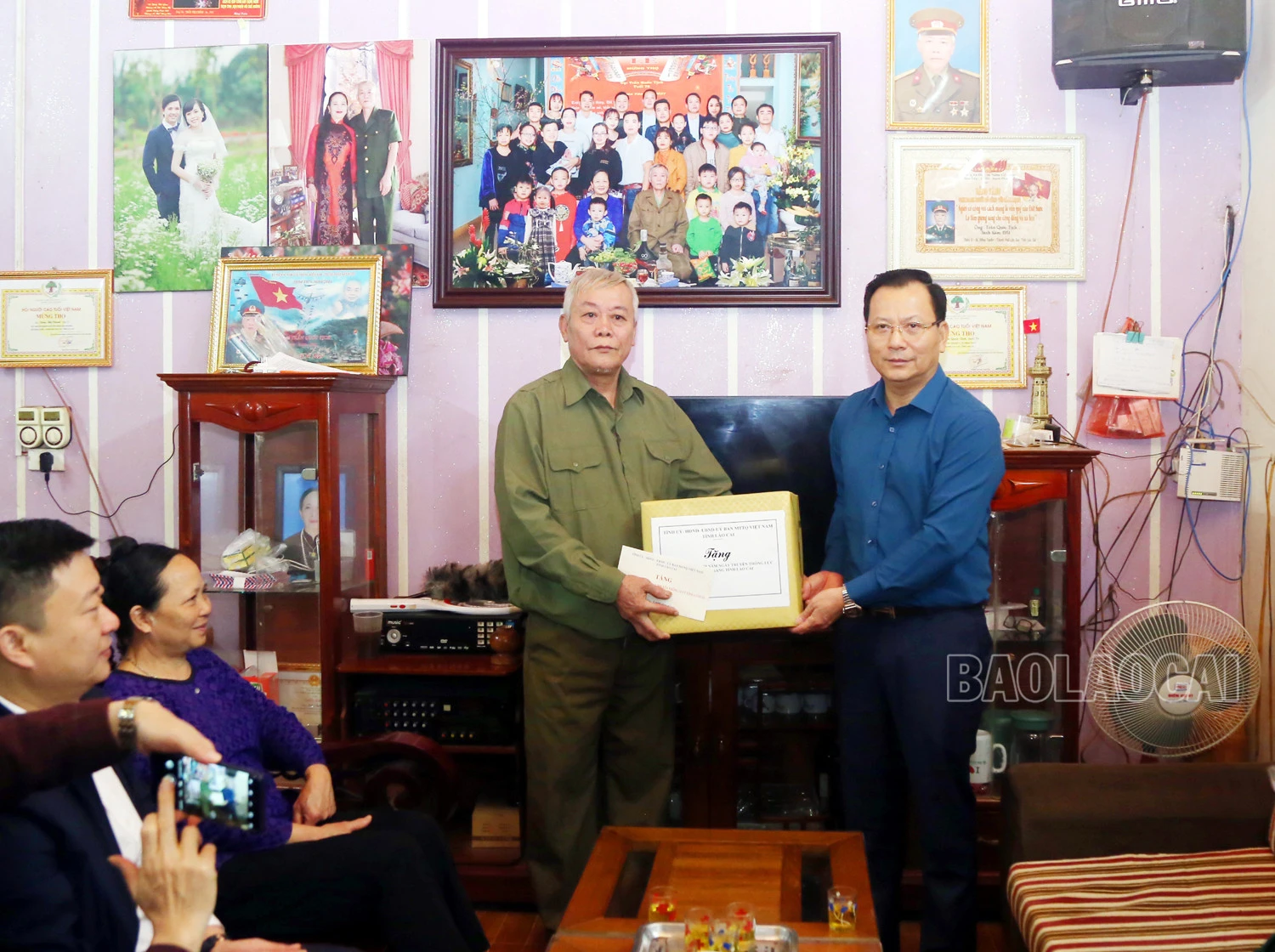 Các đồng chí lãnh đạo tỉnh thăm, tặng quà gia đình quân nhân, cựu quân nhân và người có công tại một số địa phương ảnh 3