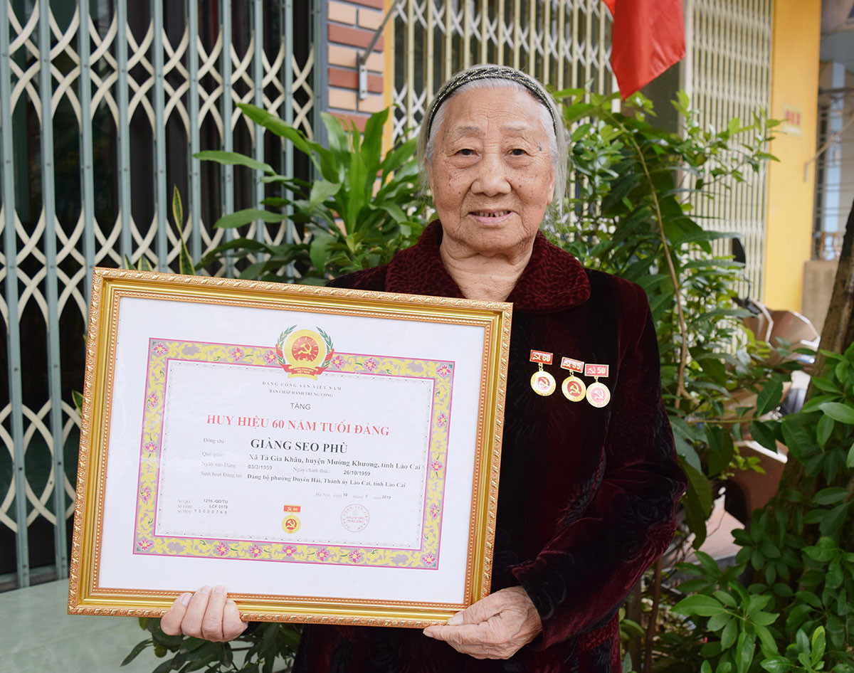 Bà Giàng Seo Phù, nguyên Phó Chủ tịch Ủy ban hành chính tỉnh Lào Cai. Bà Giàng Seo Phù, nguyên Phó Chủ tịch Ủy ban hành chính tỉnh Lào Cai.