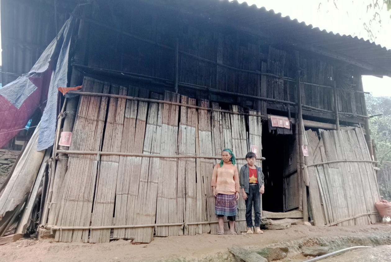 Gia đình chị Ma Seo Súng ở thôn Sả Chải, xã Pha Long (Mường Khương) luôn ước ao có ngôi nhà mới, khang trang hơn. Gia đình chị Ma Seo Súng ở thôn Sả Chải, xã Pha Long (Mường Khương) luôn ước ao có ngôi nhà mới, khang trang hơn.