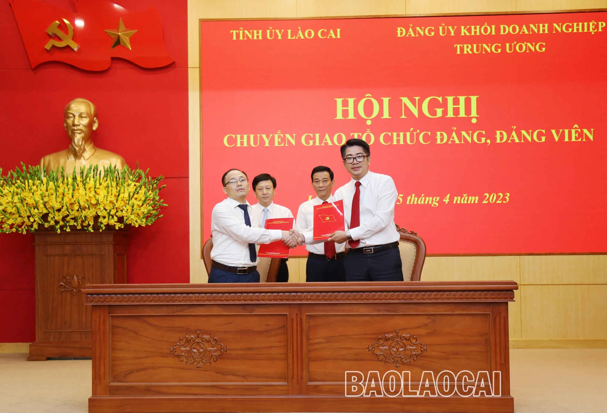 Ký biên bản bàn giao các tổ chức đảng về Đảng bộ Ngân hàng Nông nghiệp và Phát triển nông thôn Việt Nam.