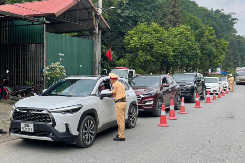 Cảnh sát giao thông các huyện, thành phố xử lý nghiêm người vi phạm trong 80 ngày cao điểm ảnh 2