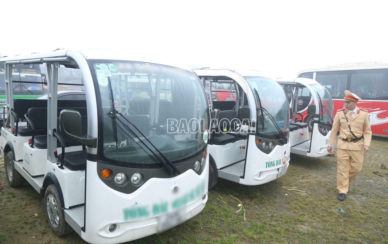 Công an thị xã Sa Pa xử phạt 6 chủ xe điện hoạt động không phép ảnh 1