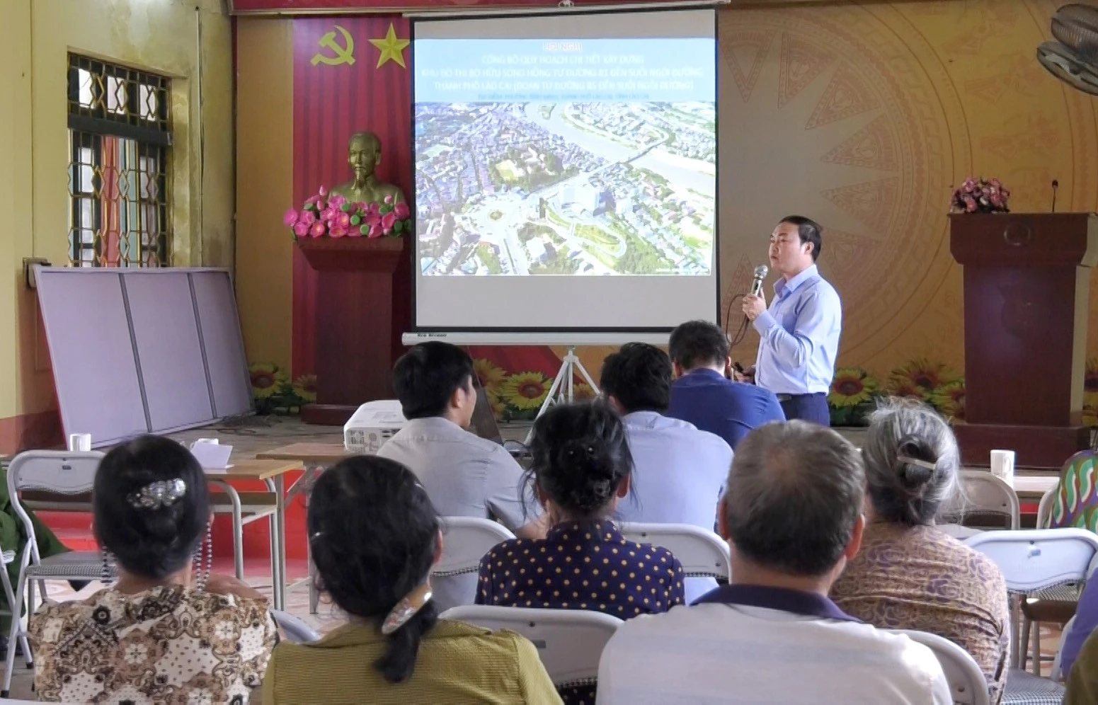 Đại diện UBND thành phố Lào Cai công bố quy hoạch.