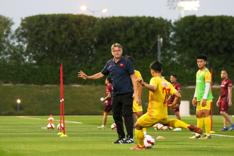 U23 Việt Nam tích cực chuẩn bị cho trận ra quân gặp U23 Iraq ảnh 1 Huấn luyện viên Philippe Troussier theo dõi sát sao các cầu thủ U23 Việt Nam. (Ảnh: VFF)