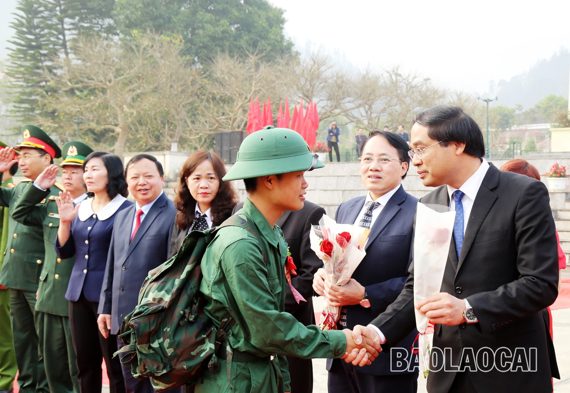 Chủ tịch UBND tỉnh Trịnh Xuân Trường tặng hoa, động viên các tân binh. Thiếu tướng Trần Ngọc Tuấn, Phó Chính ủy Quân khu 2 tặng hoa, động viên các tân binh.