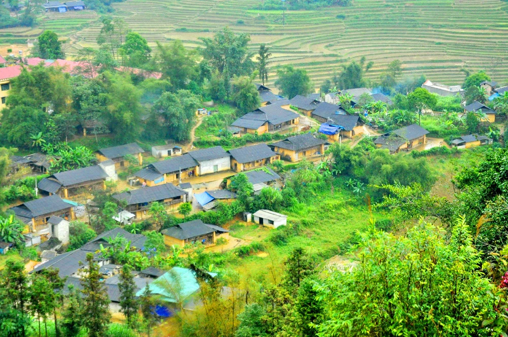 Những ngôi nhà đất tạo nên không gian văn hóa độc đáo của bản người Mông ở vùng cao Sín Chéng.