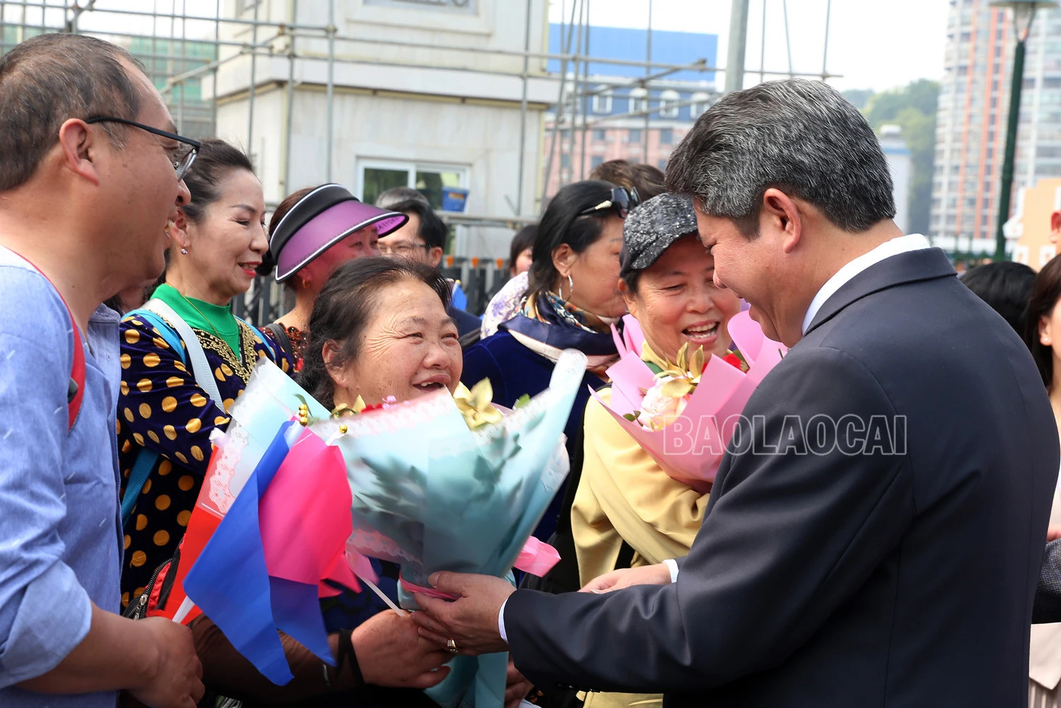 Chào đón đoàn khách du lịch Trung Quốc đầu tiên qua Cửa khẩu Quốc tế Lào Cai ảnh 2