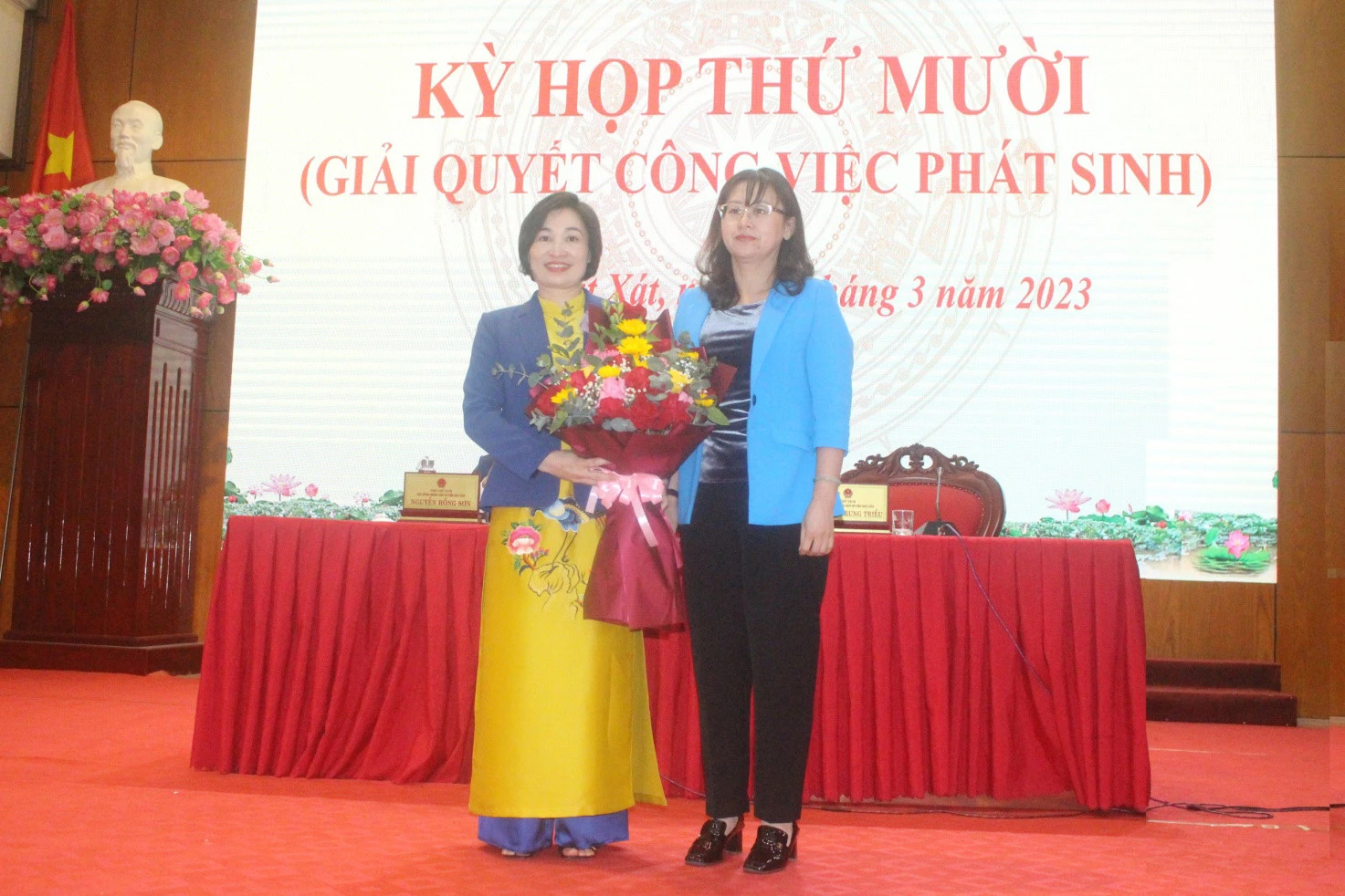 Đồng chí Giàng Thị Dung, Phó Chủ tịch UBND tỉnh chúc mừng tân Phó chủ tịch UBND huyện Bát Xát.