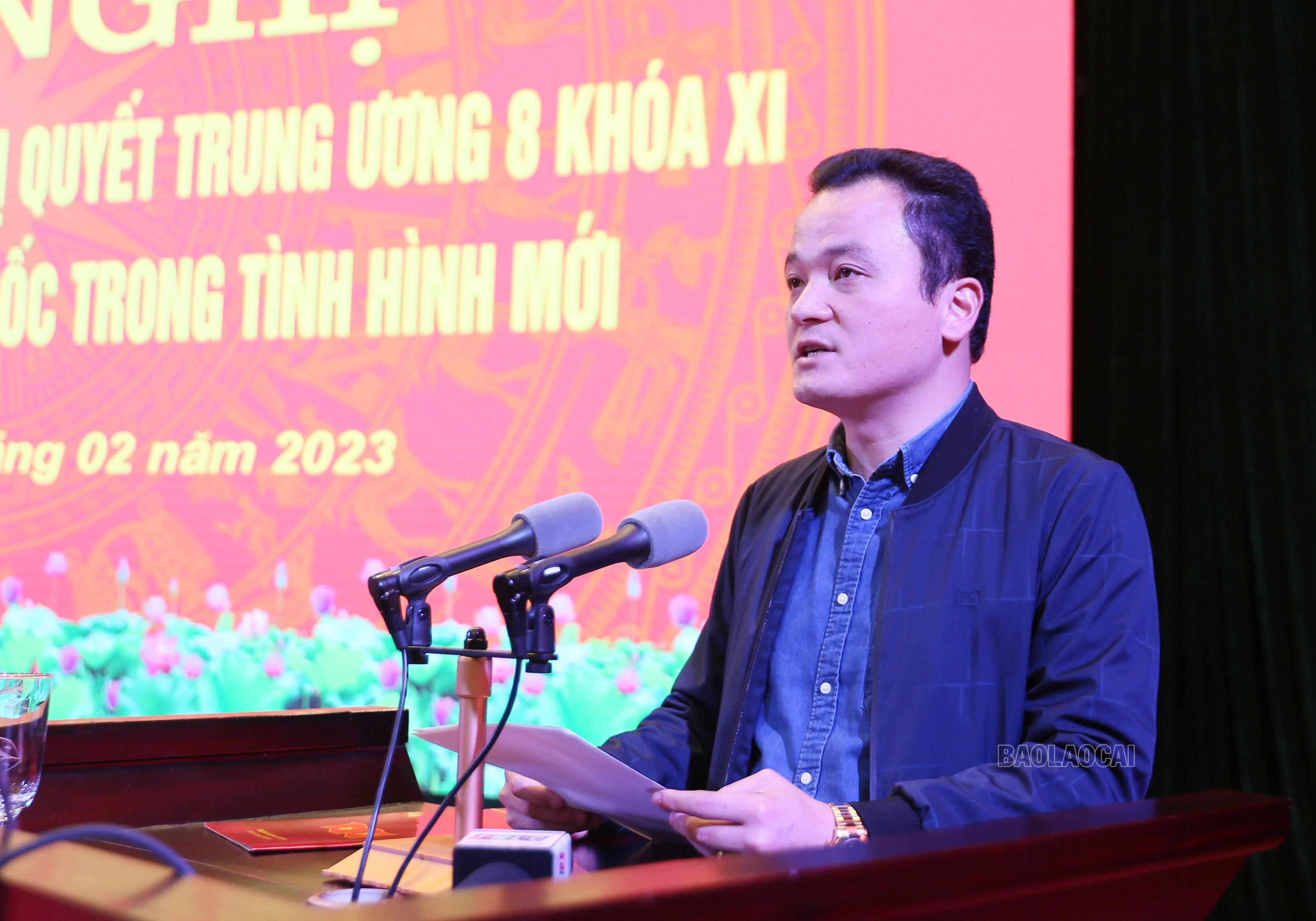 Các đại biểu tham luận tại hội nghị.