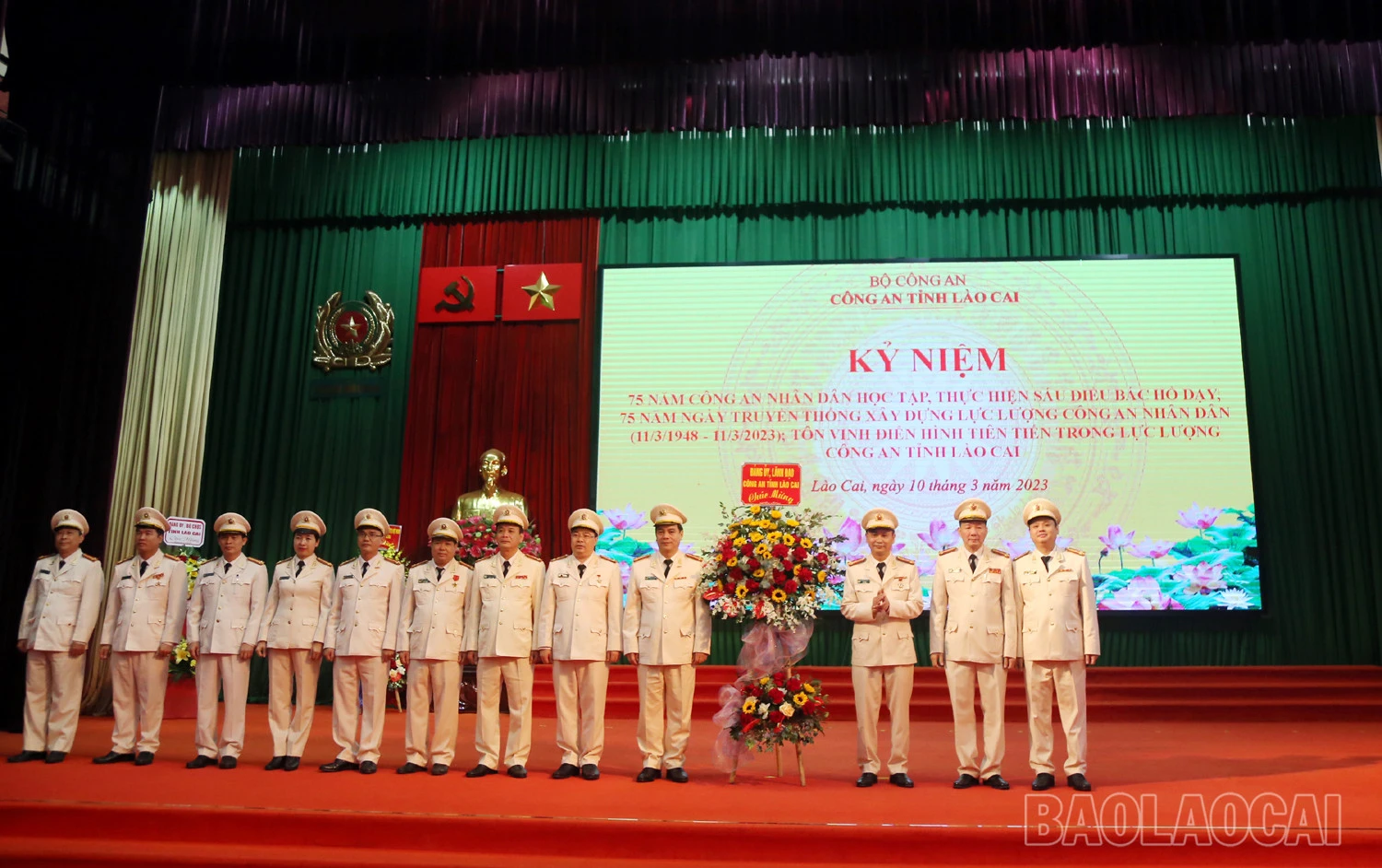 Công an tỉnh chúc mừng đại diện các tập thể trong đơn vị. Biểu dương các tập thể điển hình tiên tiến. Biểu dương các cá nhân điển hình tiên tiến. Khen thưởng cá nhân đoạt giải Nhì cuộc thi ảnh “Tự hào người nữ chiến sĩ CAND” do Bộ Công an tổ chức. Các đại biểu chụp ảnh lưu niệm với các tập thể, cá nhân điển hình tiên tiến.