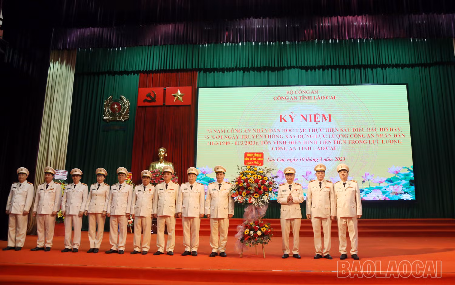 Công an tỉnh chúc mừng đại diện các tập thể trong đơn vị. Biểu dương các tập thể điển hình tiên tiến. Biểu dương các cá nhân điển hình tiên tiến. Khen thưởng cá nhân đoạt giải Nhì cuộc thi ảnh “Tự hào người nữ chiến sĩ CAND” do Bộ Công an tổ chức. Các đại biểu chụp ảnh lưu niệm với các tập thể, cá nhân điển hình tiên tiến.