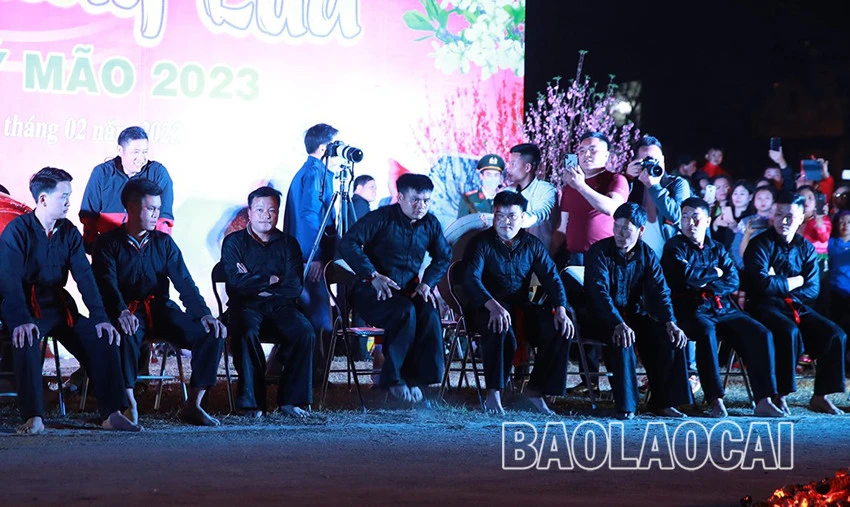 Ấn tượng vũ điệu nhảy lửa của người Dao đỏ Bắc Hà ảnh 6 Ấn tượng vũ điệu nhảy lửa của người Dao đỏ Bắc Hà ảnh 6