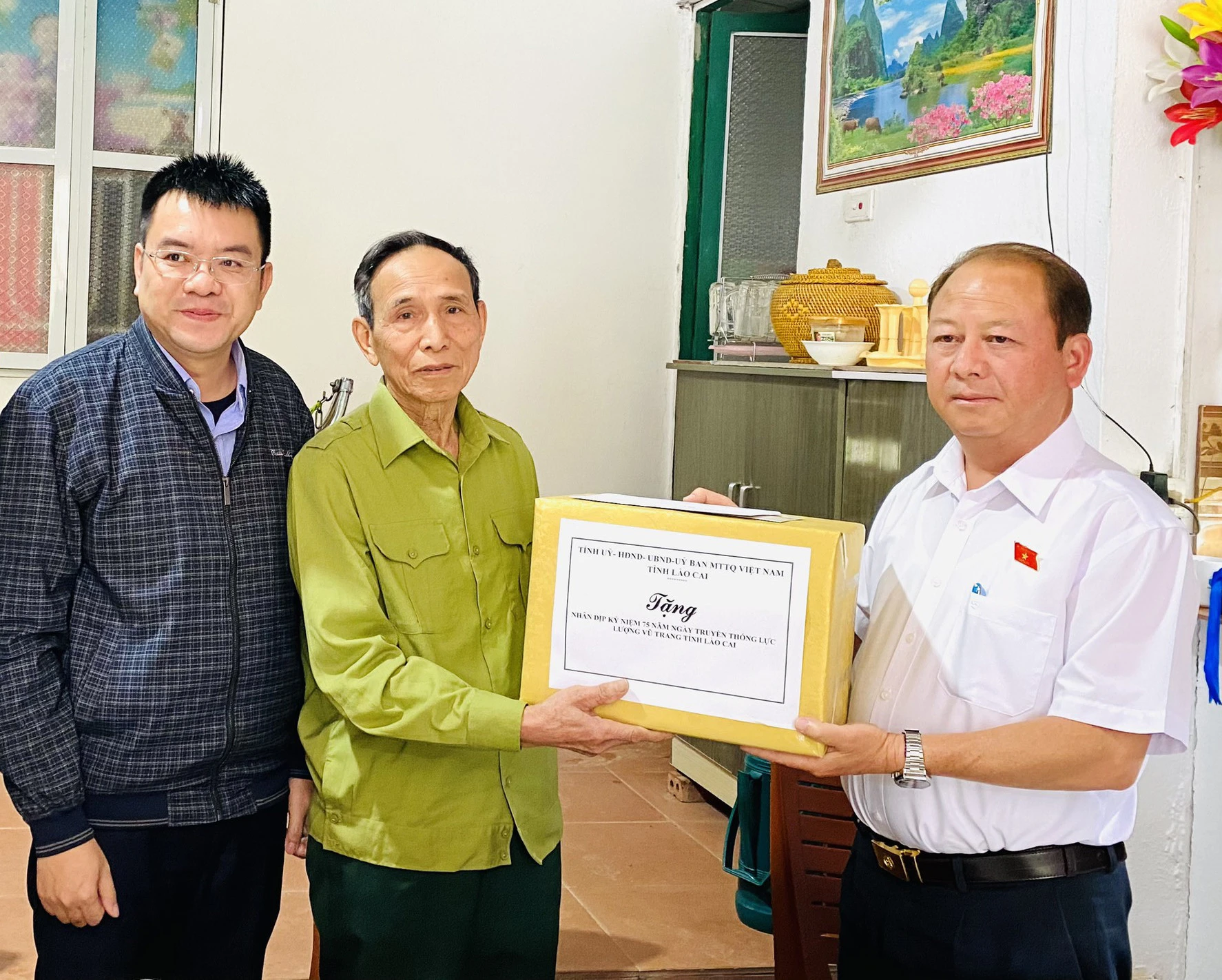 Tặng quà gia đình ông Đỗ Đình Thịnh (Sơn Hà). Tặng quà gia đình ông Lê Quang Vang (Xuân Giao). Tặng quà gia đình quân nhân Lương Văn Vần (Xuân Quang). Đoàn công tác tặng quà gia đình ông Trần Ngọc Thu (Xuân Quang).