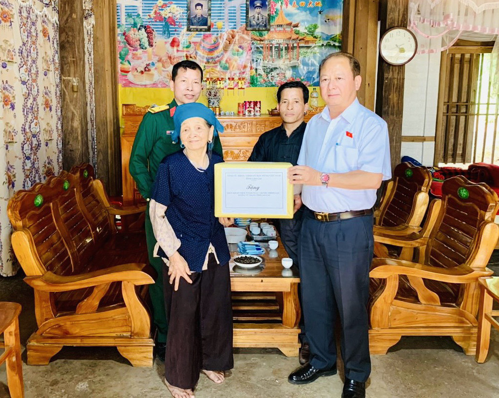 Tặng quà gia đình ông Đỗ Đình Thịnh (Sơn Hà). Tặng quà gia đình ông Lê Quang Vang (Xuân Giao). Tặng quà gia đình quân nhân Lương Văn Vần (Xuân Quang). Đoàn công tác tặng quà gia đình ông Trần Ngọc Thu (Xuân Quang).