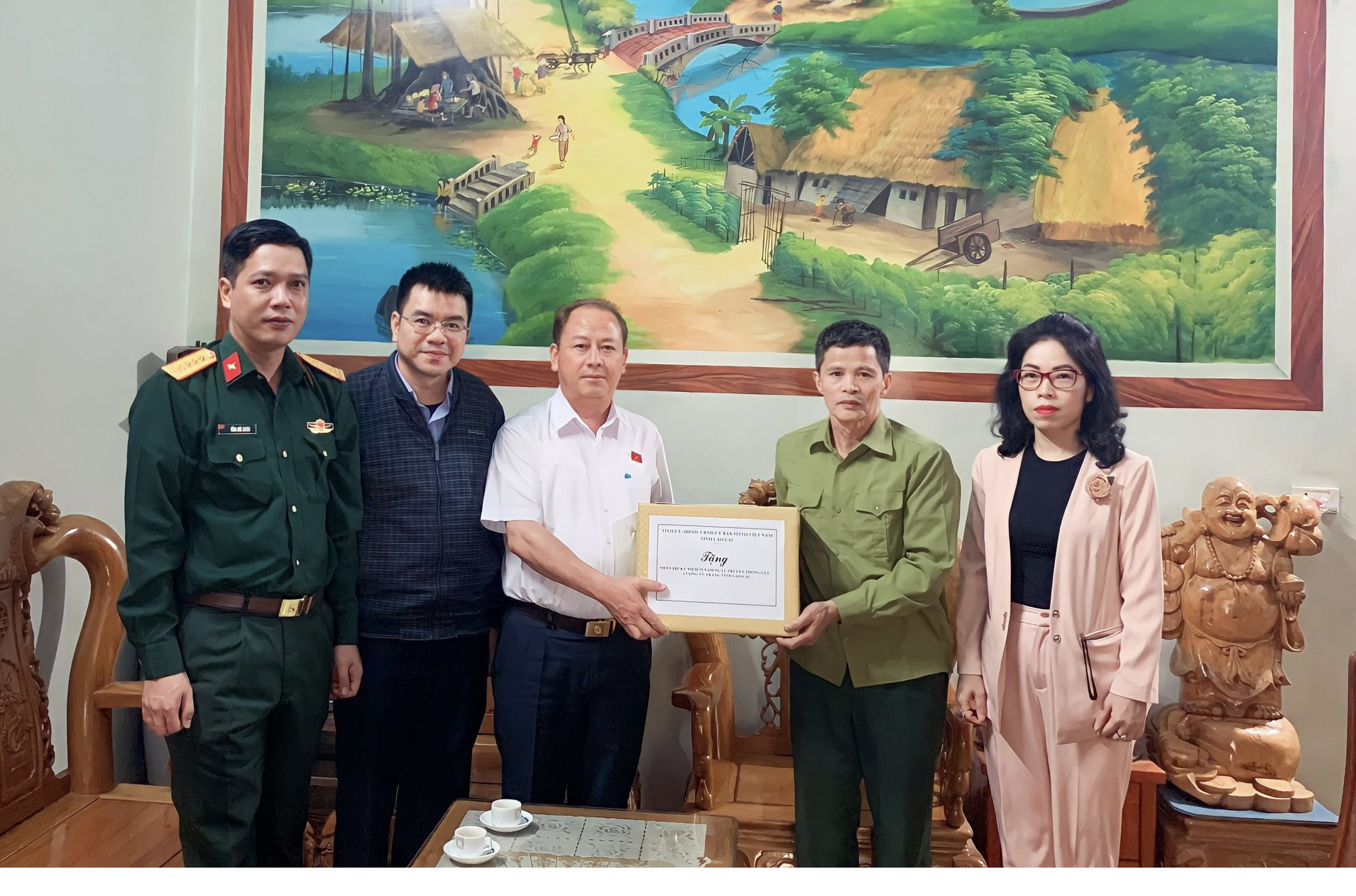 Tặng quà gia đình ông Đỗ Đình Thịnh (Sơn Hà). Tặng quà gia đình ông Lê Quang Vang (Xuân Giao). Tặng quà gia đình quân nhân Lương Văn Vần (Xuân Quang). Đoàn công tác tặng quà gia đình ông Trần Ngọc Thu (Xuân Quang).