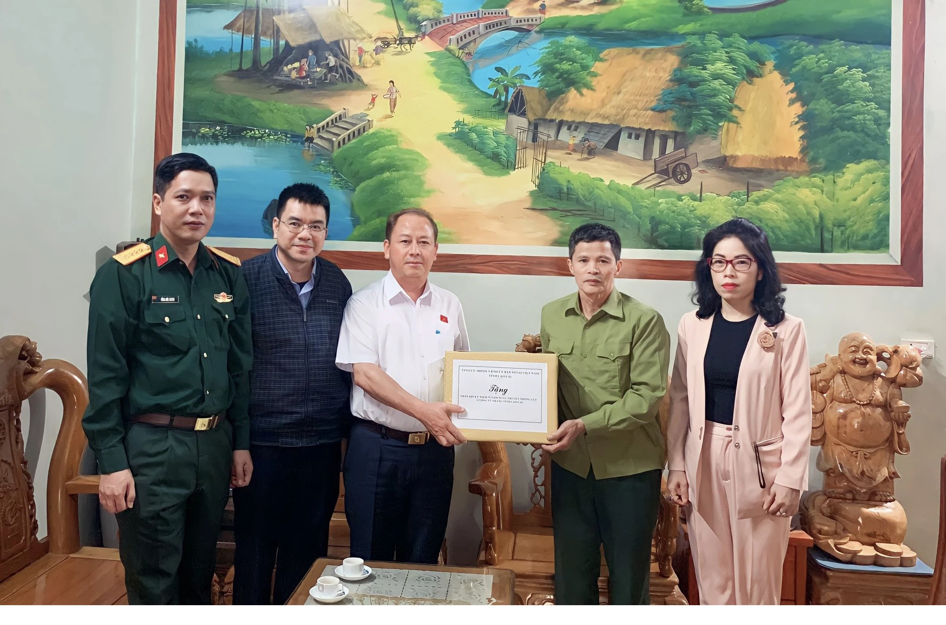 Tặng quà gia đình ông Đỗ Đình Thịnh (Sơn Hà). Tặng quà gia đình ông Lê Quang Vang (Xuân Giao). Tặng quà gia đình quân nhân Lương Văn Vần (Xuân Quang). Đoàn công tác tặng quà gia đình ông Trần Ngọc Thu (Xuân Quang).