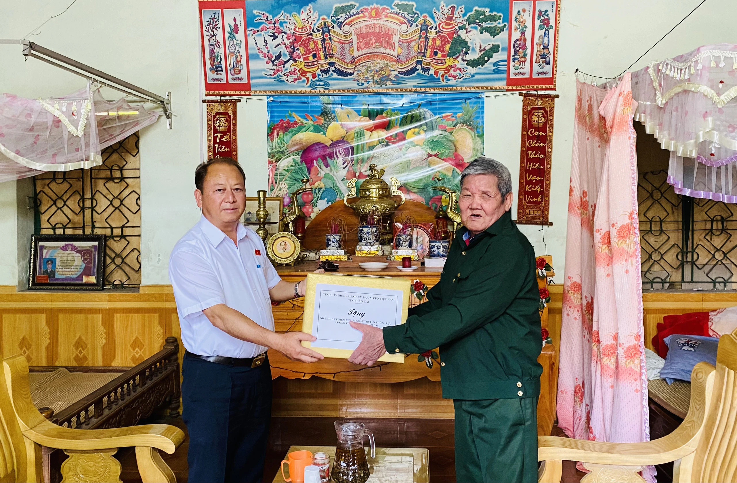 Tặng quà gia đình ông Đỗ Đình Thịnh (Sơn Hà). Tặng quà gia đình ông Lê Quang Vang (Xuân Giao). Tặng quà gia đình quân nhân Lương Văn Vần (Xuân Quang). Đoàn công tác tặng quà gia đình ông Trần Ngọc Thu (Xuân Quang).