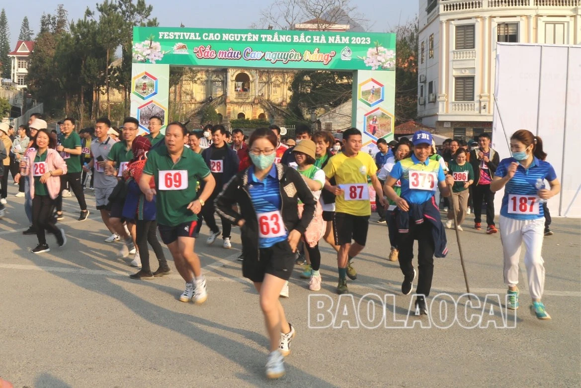 Hấp dẫn Giải Leo núi chinh phục đỉnh núi Ba Mẹ Con ảnh 3