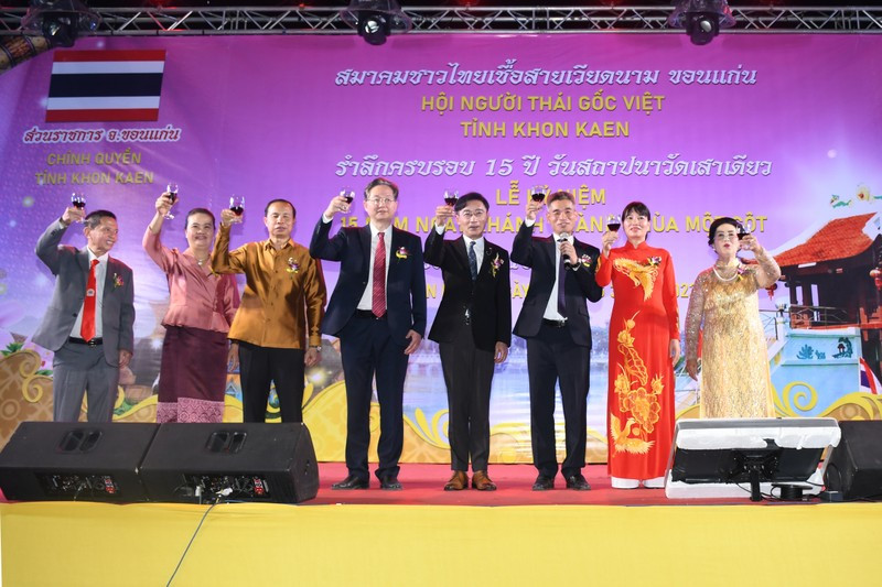 Lễ kỷ niệm 15 năm khánh thành chùa Một Cột ở tỉnh Khon Kaen. Lễ kỷ niệm 15 năm khánh thành chùa Một Cột ở tỉnh Khon Kaen.