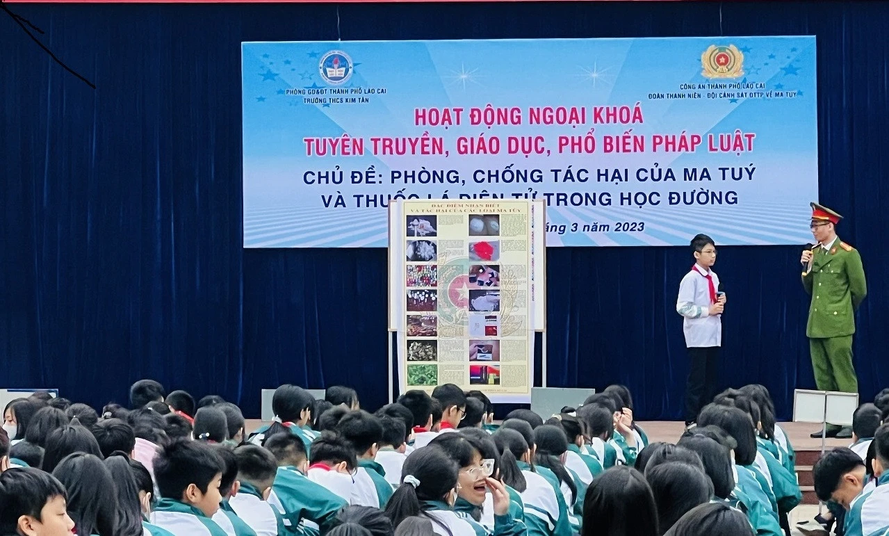 Trao đổi trực tiếp với học sinh về các loại ma túy mới và cách phòng tránh.