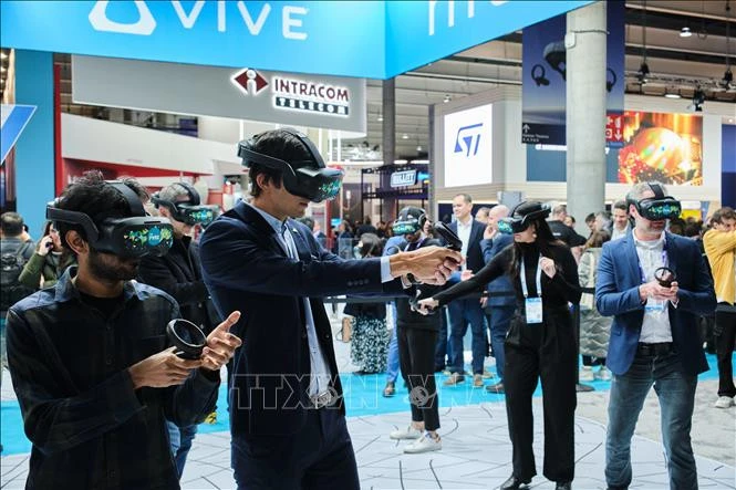 Khách hàng trải nghiệm các thiết bị công nghệ mới nhất tại Triển lãm Di động thế giới 2023 (MWC 2023) ở Barcelona, Tây Ban Nha, ngày 28/2/2023.