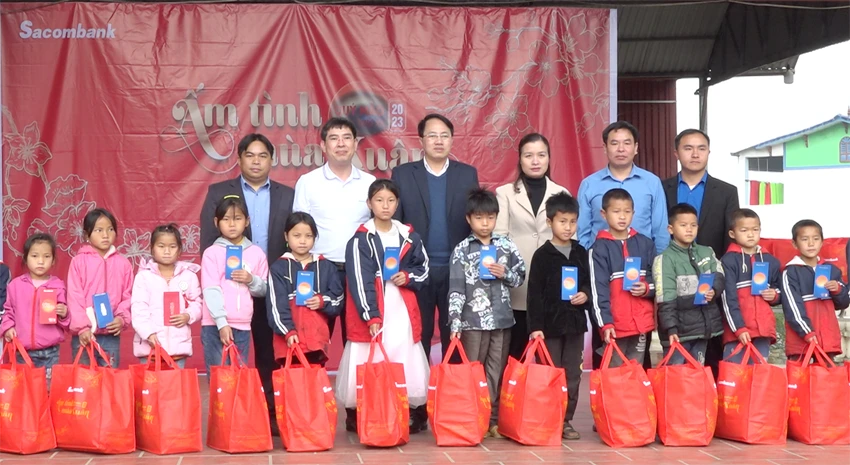 Trao quà cho học sinh tại chương trình “Ấm tình mùa xuân” lần thứ 20.