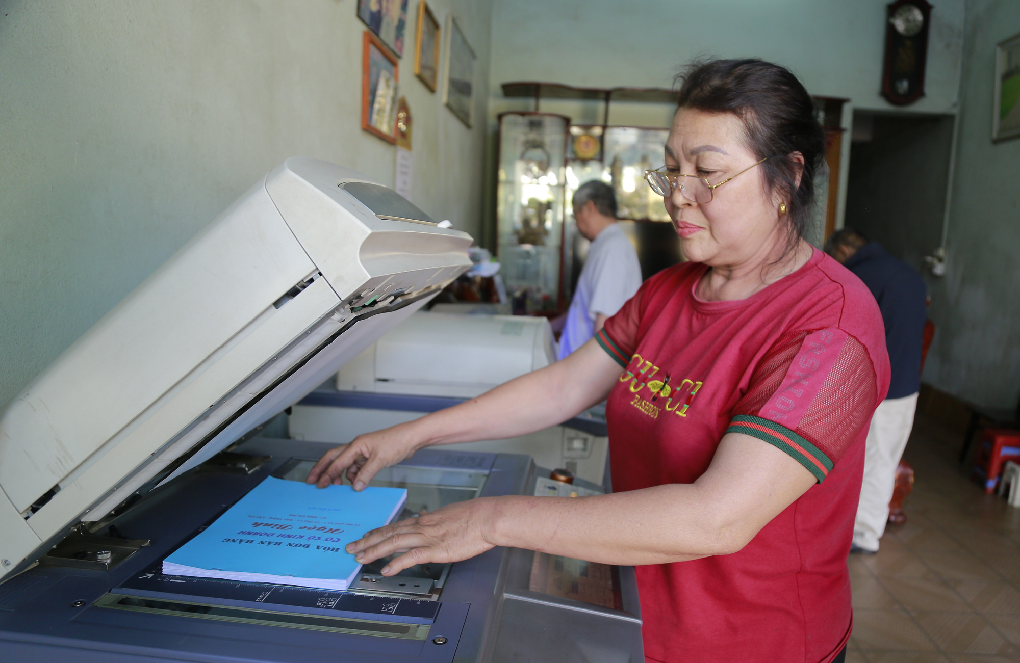 Gia đình ông bà Bùi Đình Trung - Nguyễn Thị Phương tiết kiệm chi phí tiền điện hằng tháng nhờ thay đổi thói quen sử dụng điện.