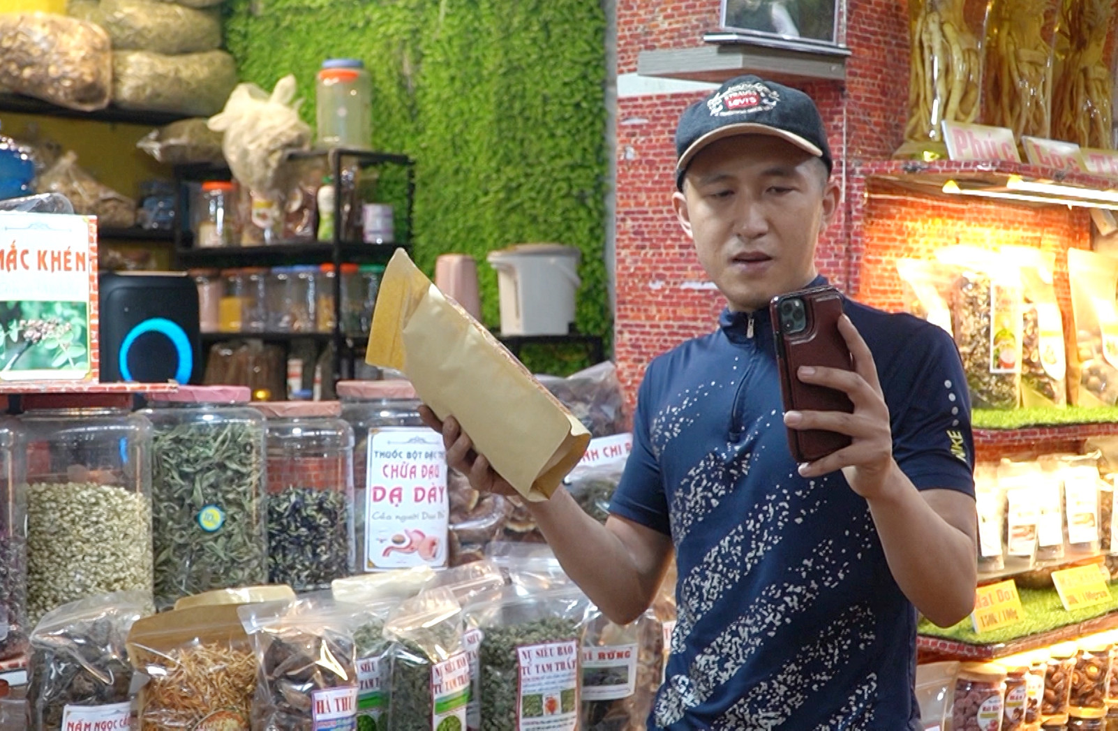 Tiểu thương tại chợ Sa Pa livestream bán hàng online cho khách hàng trên internet. Tiểu thương tại chợ Sa Pa livestream bán hàng online cho khách hàng trên internet.