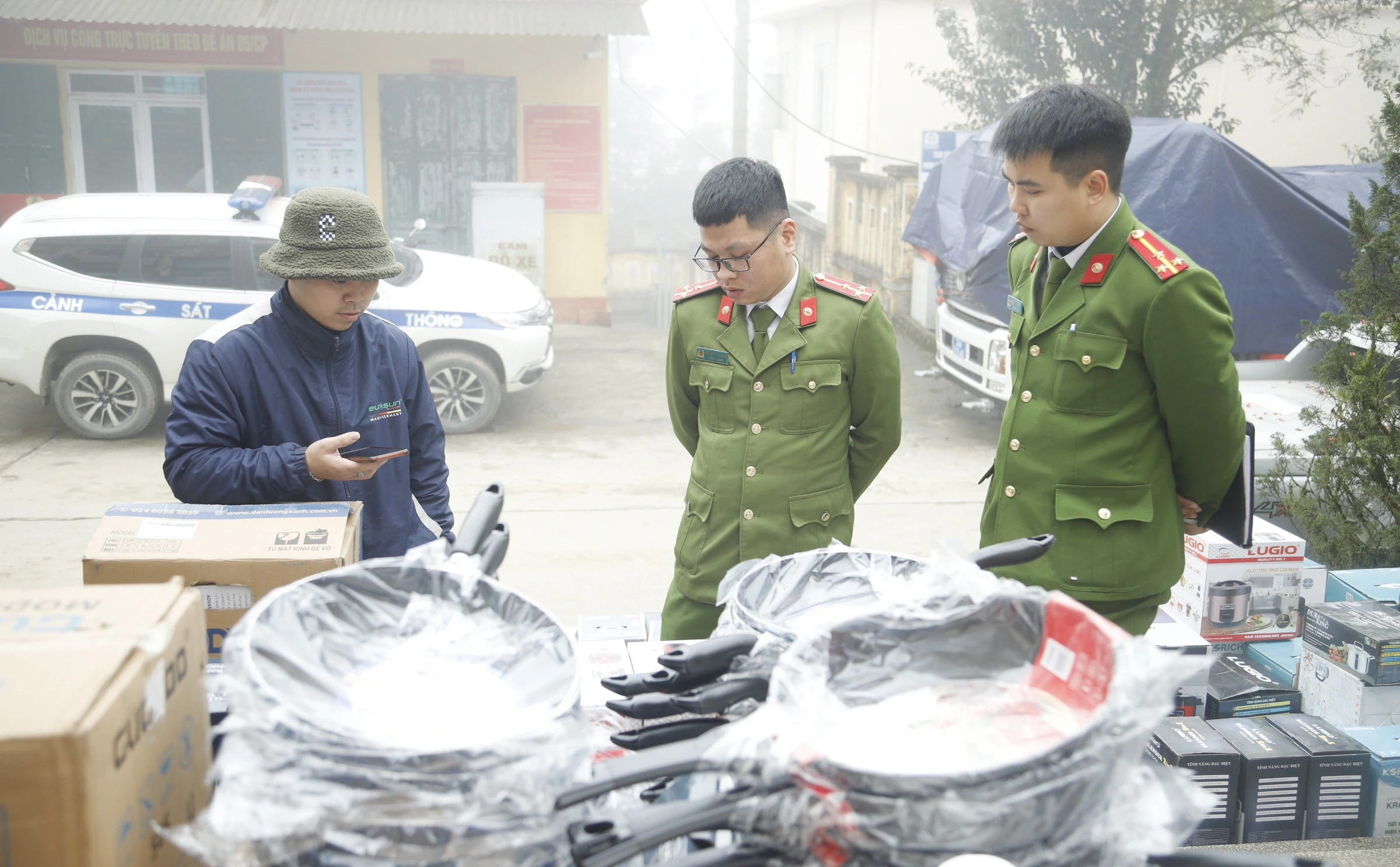 Chủ xe không xuất trình được hóa đơn, chứng từ liên quan đến các mặt hàng.