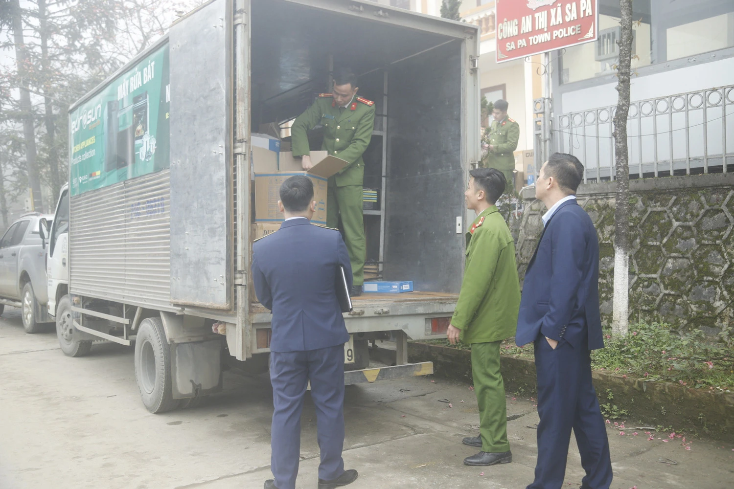 Chủ xe không xuất trình được hóa đơn, chứng từ liên quan đến các mặt hàng.