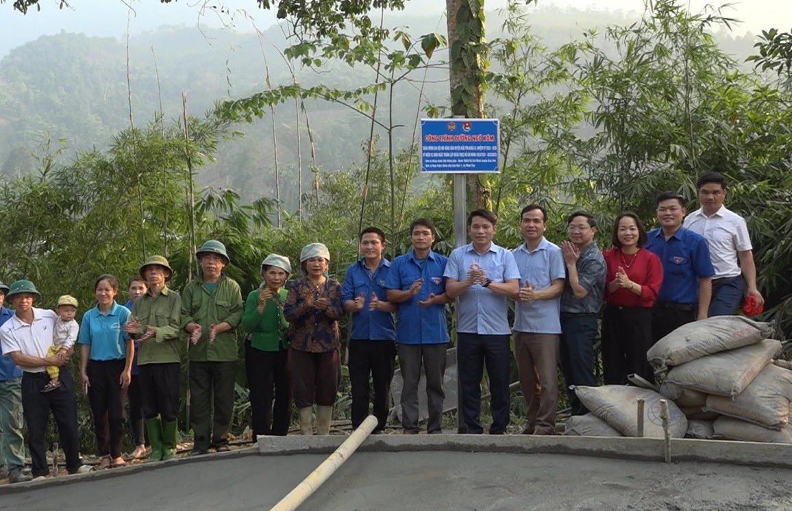 Gắn biển công trình.