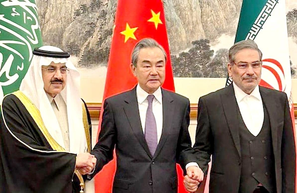 Từ trái sang: Cố vấn an ninh quốc gia Saudi Arabia Musaad bin Mohammed al-Aiban, Chủ nhiệm Văn phòng Ủy ban Công tác đối ngoại Trung ương Đảng Cộng sản Trung Quốc Vương Nghị và Thư ký Hội đồng An ninh quốc gia Tối cao Iran Ali Shamkhani sau cuộc họp tổ chức tại Bắc Kinh (Trung Quốc).