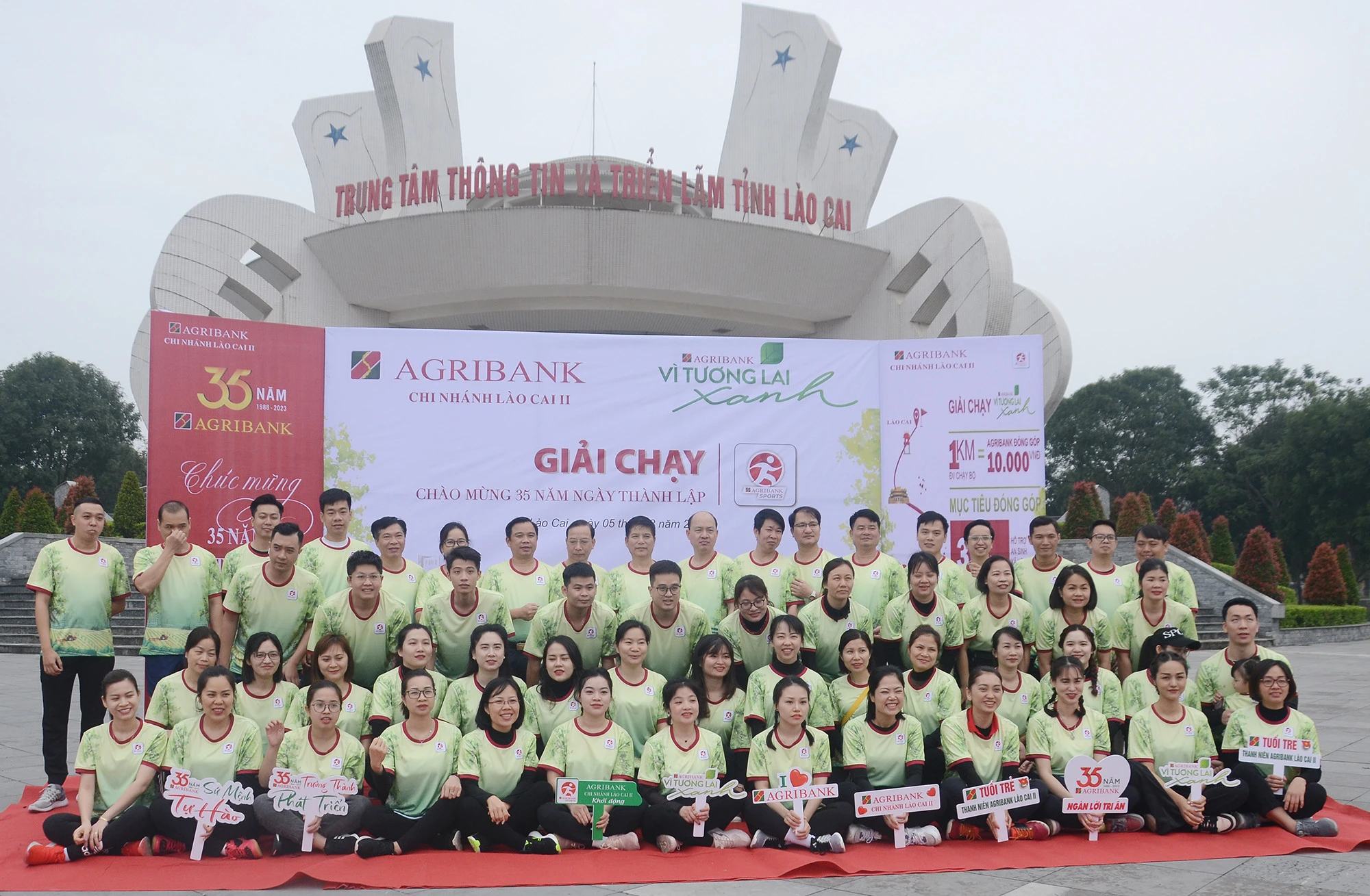 Các vận động viên tham gia giải chạy “Agribank - vì tương lai xanh”. Các vận động viên Agribank Chi nhánh Lào Cai II xuất phát chạy. Vận động viên Agribank Chi nhánh Lào Cai tham gia chạy sau lễ phát động.