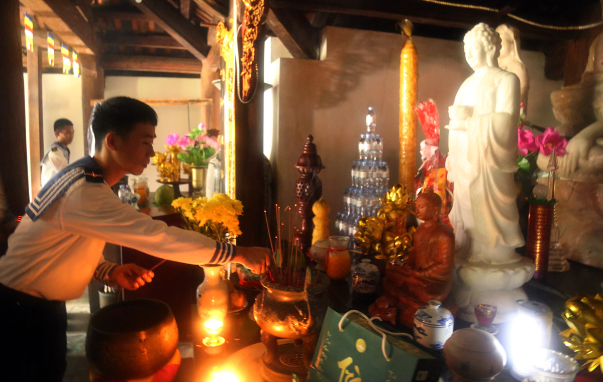 Chiến sỹ đảo Sinh Tồn thắp hương lễ chùa. Chiến sỹ mới thắp hương tri ân các anh hùng liệt sỹ hy sinh vì biển, đảo thiêng liêng của Tổ quốc.
