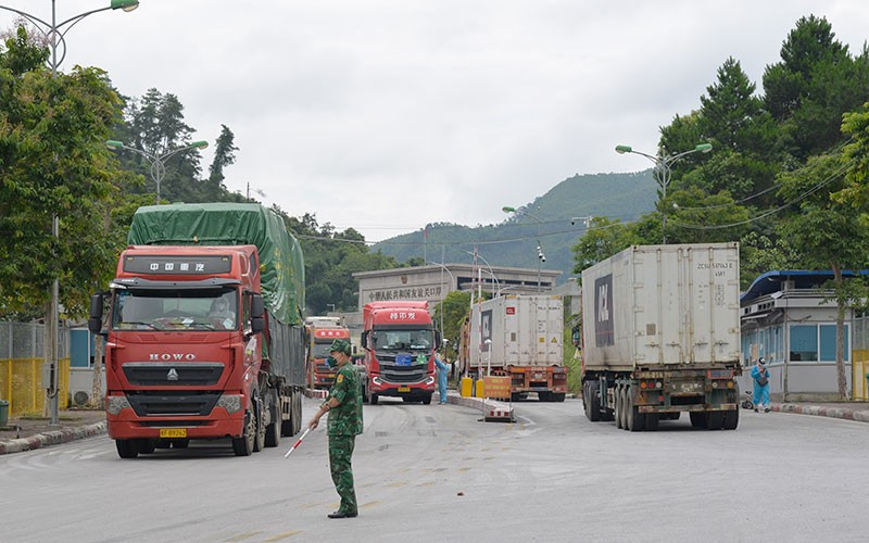 Cán bộ, chiến sĩ Đồn Biên phòng Cửa khẩu quốc tế Hữu Nghị, Cao Lộc (Lạng Sơn) hướng dẫn xe chở hàng hóa vào khu vực cửa khẩu. Cán bộ, chiến sĩ Đồn Biên phòng Cửa khẩu quốc tế Hữu Nghị, Cao Lộc (Lạng Sơn) hướng dẫn xe chở hàng hóa vào khu vực cửa khẩu.